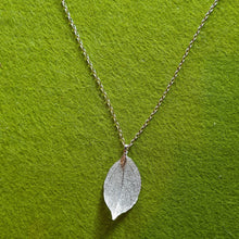 Lade das Bild in den Galerie-Viewer, Silberkette mit versilbertem Blatt
