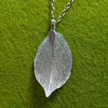 Lade das Bild in den Galerie-Viewer, Silberkette mit versilbertem Blatt